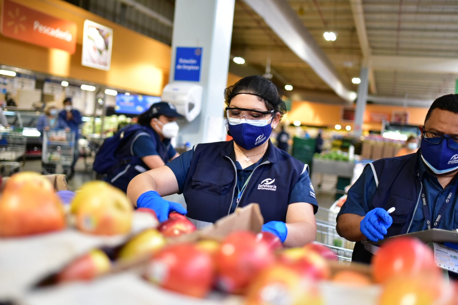Inspeccionan precios y caducidad de productos comercializados en el marco de la Navidad inspeccionan-precios-y-caducidad-de-productos-comercializados-en-el-marco-de-la-navidad